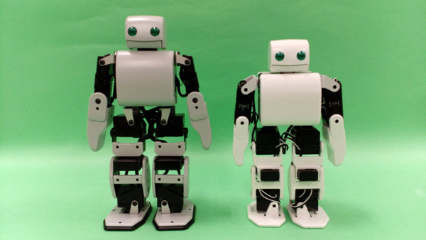 3Dプリンターから生まれた小さな二足歩行ロボット「PLEN2」はどんな 