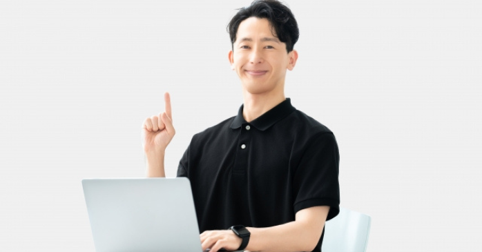 ノートパソコンを開いて手軽にAIの利用を始めるビジネスパーソン